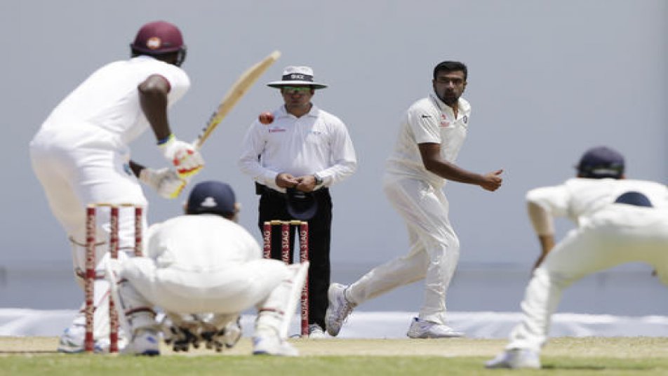 इस मुकाबले में जीत दर्जकर टीम इंडिया ने एशिया से बाहर सबसे बड़ी जीत भी अपने नाम की और इस जीत में अहम भूमिका निभाने वाले आर अश्विन के नाम तो कमाल का रिकॉर्ड दर्ज होना ही था.