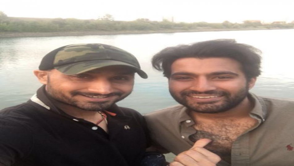 हाल ही में भज्जी ने सोशल मीडिया पर एक तस्वीर साझा करते हुए लिखा 'राहुल बसरा के साथ नदी किनारे एक बेहतरीन वॉक, सभी सिंगर और खूबसूरत लड़कियां इसे कंपनी दे सकती हैं.'