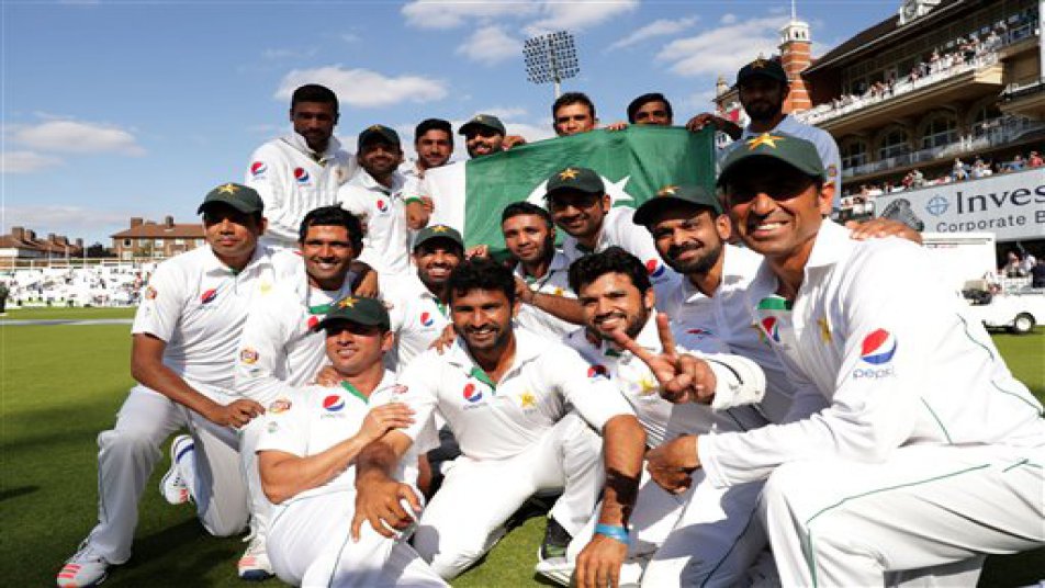 जी हां भारत और वेस्टइंडीज़ के बीच आखिरी टेस्ट बारिश में धुलने के कारण टीम इंडिया जीत से महरूम रह गई और पाकिस्तानी टीम को अपने क्रिकेट इतिहास में पहली बार टेस्ट रैंकिंग में टॉप पर आने का मौका मिला तो उसके फैंस ने एक ऐसी हरकत कर दी जिसे ओछेपन से ज्यादा और कुछ नहीं कहा जा सकता.