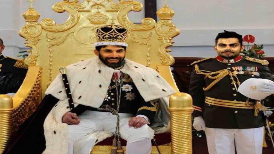 वहीं दूसरी फोटोशॉप्ड तस्वीर में मिसबाह एक राजा कि तरह सिंहासन पर बैठे हैं जबकि विराट कोहली दरबान की तरह उनके बगल में खड़े दिख रहे हैं.