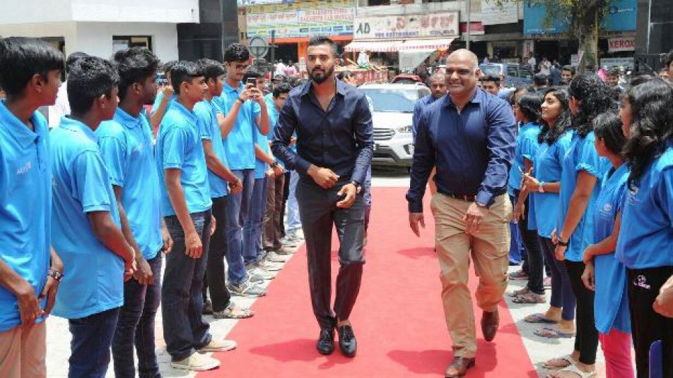 वेस्टइंडीज के खिलाफ टेस्ट और टी-20 सीरीज खत्म होने के बाद राहुल एक अलग लुक और हेयरस्टाइल में नजर आ रहे हैं.