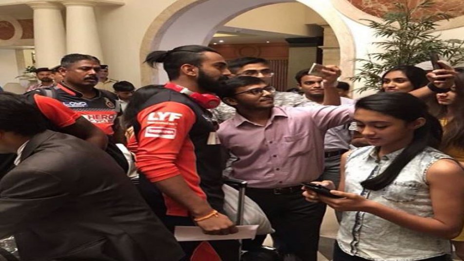 इससे पहले टीम इंडिया के इस स्टार खिलाड़ी ने अपने लंबे बाल के साथ पोनी स्टाइल से सबका ध्यान अपनी ओर खींचा था.