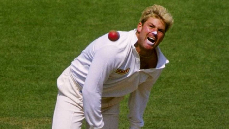 कलाई के जादूगार कहे जाने वाले शेन वार्न ने अपने समय के लगभग सभी दिग्गज बल्लेबाजों को अपने फिरकी के जाल में फसाया. वार्न ने अपने क्रिकेटिंग करियर की शुरूआत साल 1992 में सिडनी टेस्ट मैच में भारत के खिलाफ किया था जबकि वनडे क्रिकेट का आगाज साल 1993 में न्यूजीलैंड के खिलाफ किया.