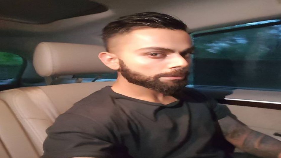 टीम इंडिया के स्टार खिलाड़ी और टेस्ट टीम के कप्तान विराट कोहली वेस्टइंडीज सीरीज के बाद छुट्टियों का भरपूर मजा ले रहे हैं. आगामी न्यूजीलैंड को सीरीज को ध्यान में रखते कोच और वोर्ड ने उन्हें घरेलू क्रिकेट दलीप ट्रॉफी में खेलने से भी आराम दिया है.