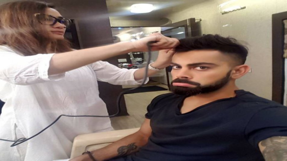 छुट्टियों के दौरान कोहली सोशल मीडिया पर काफी एक्टिव रहते हैं. अक्सर वे अपनी तस्वीरें और वीडियोज को अपने फैंस के साथ शेयर करते रहते हैं.