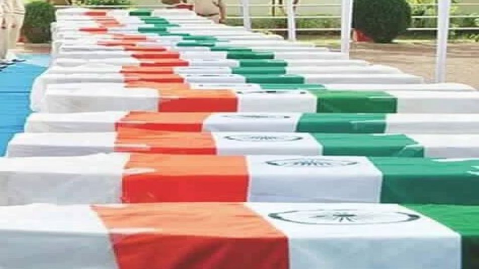 श्रीनगर से सौ किलोमीटर दूर जम्मू-कश्मीर के उरी में सेना ब्रिगेड के हेडक्वार्टर पर हुए आतंकी हमले में 18 जवान शहीद हो गए हैं, जबकि 18 घायल हुए हैं. इस हमले के बाद से ही सोशल मीडिया पर इसकी खूब निंदा हो रही है. खेल जगत के कई सितारों इन शहिदों को सोशल मीडिया पर श्रद्धांजली दी और आतंकवादियों के खिलाफ कड़ी कार्रवाई करने की भी मांग की.