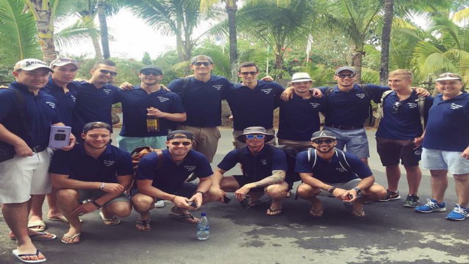 डी कॉक की शादी के इस खास मौके को और खास बनाने के लिए शादी में डीविलियर्स, जेपी डूमिनी, डेल स्टेन, फाफ डू प्लेसी, डेविड मिलर जैसे टीम के कई खिलाड़ी शामिल रहे.