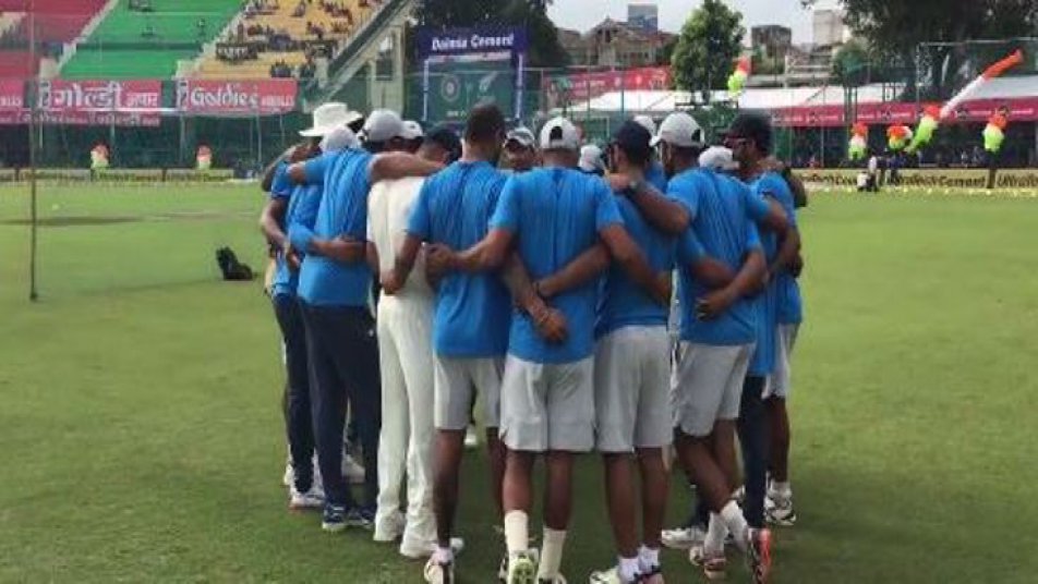 टीम इंडिया अपने घरेलू सीज़न में न्यूजीलैंड के खिलाफ कानपुर के ग्रीन पार्क में ऐतिहासिक 500वां टेस्ट मैच खेल रही है. आइये हम आपको बताते हैं टीम इंडिया से पहले और कितने देशों ने 500 या उससे अधिक टेस्ट खेले हैं.