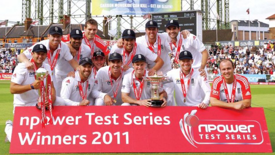 क्रिकेट के जनक कहे जाने वाले इंग्लैंड क्रिकेट टीम ने दुनिया में किसी भी टीम से सबसे अधिक टेस्ट मैच खेले हैं. इंग्लैंड नें अब तक तक कुल 976 टेस्ट मैच खेला है जो अपने आप में एक रिकॉर्ड है. इंग्लैंड ने अपना पहला टेस्ट ऑस्ट्रेलिया के खिलाफ 1877 में खेला था.