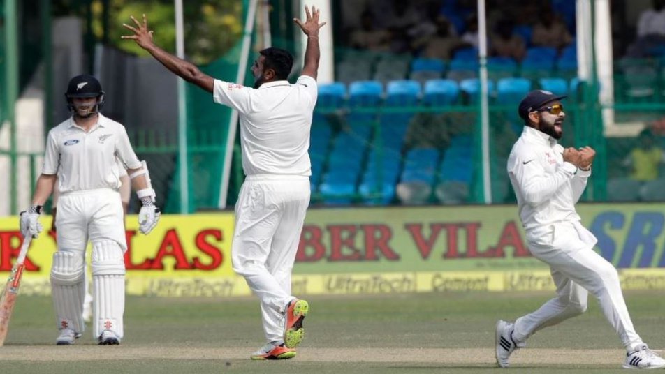 टेस्ट क्रिकेट में इतिहास रचते हुए टीम इंडिया के स्टार स्पिन गेंदबाज रविचंद्रन अश्विन ने कानपुर के ग्रीन पार्क में न्यूजीलैंड के खिलाफ खेले जा रहे पहले टेस्ट के दूसरी पारी में अपने 9वें ओवर में न्यूजीलैंड के कप्तान केन विलयमसन का विकेट लेते ही अपना नाम इतिहास दर्ज करा लिया.  
