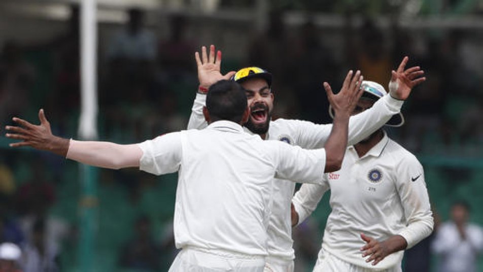 इस मुकाबले को जीतते ही कोहली सेना पाकिस्तान को टेस्ट रैंकिंग में पहले स्थान से हटा कर एक बार फिर टीम इंडिया नंबर वन टेस्ट टीम बन गई है.