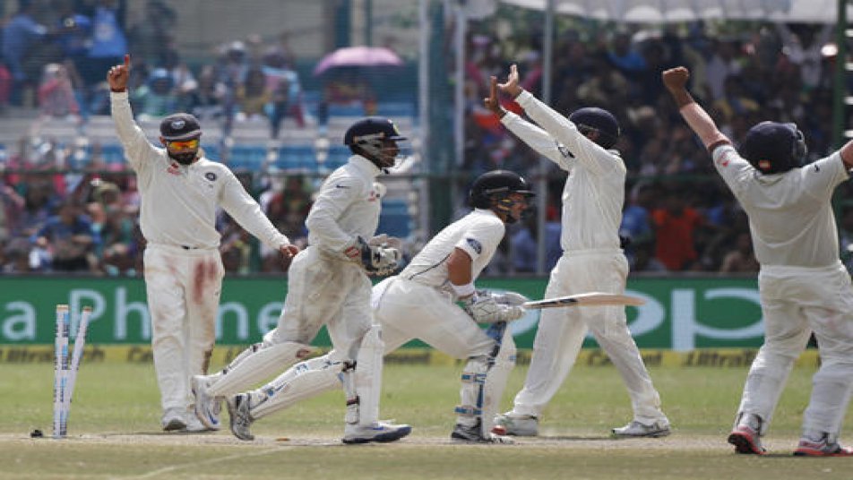 आपको बता दे कि इंग्लैंड के खिलाफ ड्रॉ सीरीज खेलने के बाद पाकिस्तानी टीम का आईसीसी टेस्ट रैंकिंग में 111 अंक हो गए थे, जबकि भारत के पास 110 अंक थे लेकिन कानपुर टेस्ट में न्यूज़ीलैंड के खिलाफ जीत के साथ ही भारत ने पाकिस्तान पर बढ़त बना ली है.