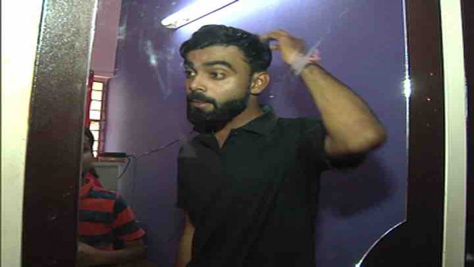 मैच के दौरान 'विराट' को पुलिस ने किया स्टेडियम छोड़ने पर मजबूर!