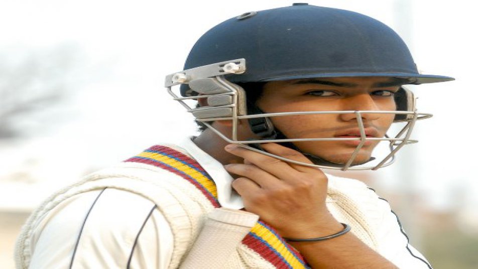 दिल्ली और झारखंड के बीच खेले जा रहे मुकाबले ने एक बार फिर से रोमांचक मोड़ ले लिया है.