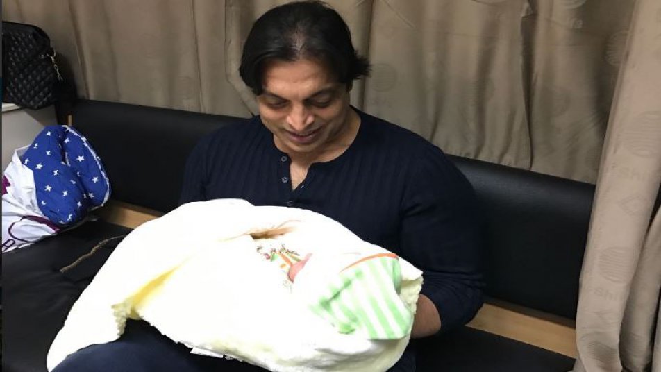 लेकिन भले ही ट्वीट में गलती की हो पर इस मौके पर शोएब बेहद खुश हैं. उन्होंने अपने बेटे के साथ तस्वीर साझा कर लिखा, 'मेरे हाथों ने अब तक का बेशकीमती कैच लपका...वाह क्या फीलिंग है!!!!'