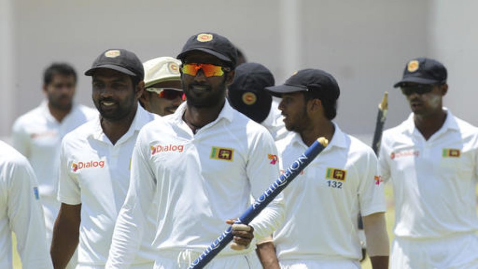 श्रीलंका को मैच के आखिरी दिन जीत के लिए केवल तीन विकेट की जरूरत थी और हेराथ ने एक घंटे से भी कम समय में जिम्बाब्वे को 233 रन पर समेटने में अहम भूमिका निभायी. 
