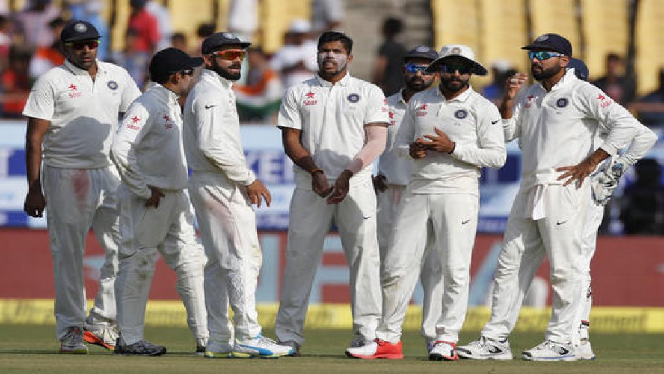 टीम इंडिया और इंग्लैंड के बीच राजकोट के सौराष्ट्र क्रिकेट स्टेडियम में खेले जा रहे पहले टेस्ट मुकाबले में इंग्लैंड की टीम ने पहली पारी में विशाल 537 रन बनाए डाले जिसके जवाब में भारतीय टीम को भी मजबूत शुरूआत मिली है.