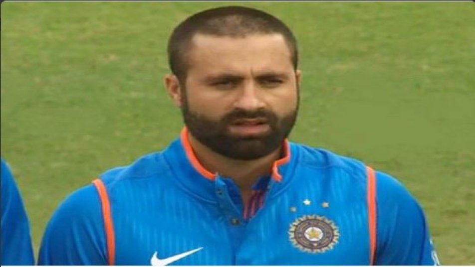 INDvsENG मैच में राष्ट्रगान के वक्त च्यूइंगगम चबाते दिखे परवेज़ रसूल पर भड़के लोग