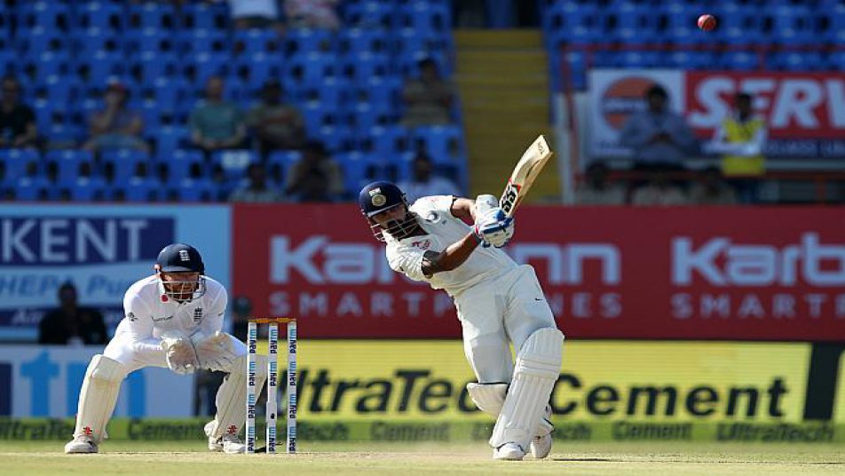 दूसरी तरफ विजय भी बीच बीच में लंबे शॉट लगाते रहे.