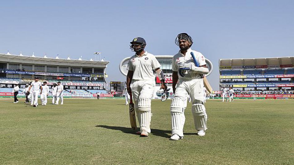 दिन के पहले सेशन में दोनों बल्लेबाजों ने अपने अर्द्धशतक पूरे किए और टीम को एक विकेट के नुकसान पर 99 रन तक पहुंचाया.