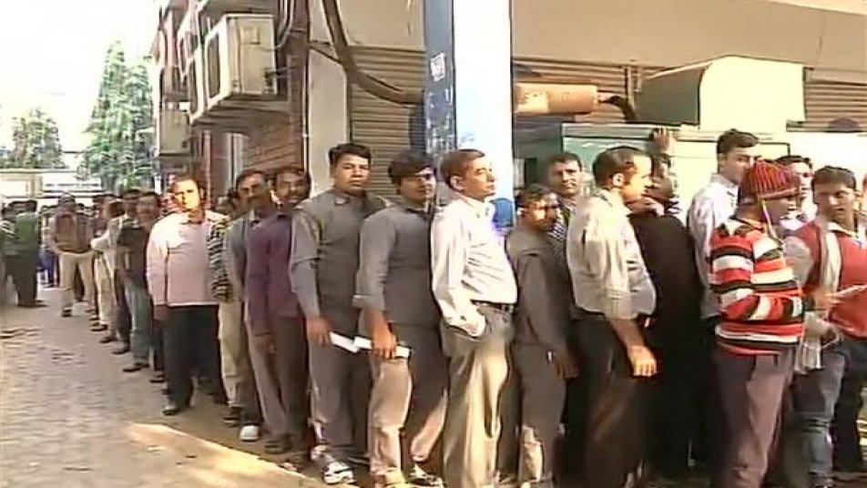 सरकार के 500 और 100 रूपये के नोटबंदी के फैसले को लेकर देशभर में बैंको और एटीएम के बाहर लंबी-लंबी कतारें लग गई हैं.
