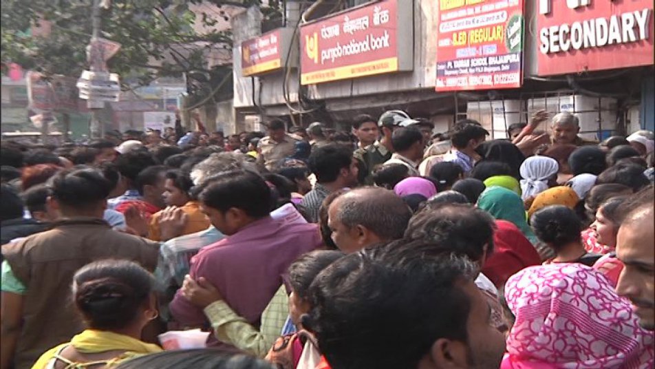 आलम ये है कि बैंकों में बहुत भीड़ होने की वजह से आम जनता को खासी मशक्क्त सामना करना पड़ा है.