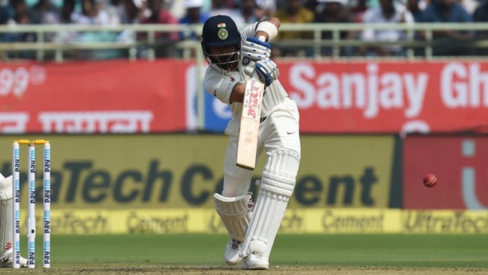 अपने पसंदीदा मैदान पर अपना 50वां मैच खेलने उतरे कोहली ने इंग्लैंड के खिलाफ अपनी खराब फॉर्म को पीछे छोड़ते हुए टीम को मजबूती प्रदान की. वह अभी तक 241 गेंदो का सामना करते हुए 15 चौके चुके हैं. कोहली इस मैदान पर खेल के सभी प्रारुपों में पिछले पांच मैचों में सभी में अर्धशतक लगाने में कामयाब रहे हैं.