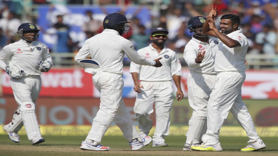 टीम इंडिया के स्टार स्पिनर आर अश्विन ने साल 2016 टेस्ट क्रिकेट में 50 विकेट अपने नाम कर लिए हैं. इसके साथ ही वो इस साल टेस्ट क्रिकेट में दूसरे सबसे ज्यादा विकेट लेने वाले गेंदबाज़ भी बन गए हैं. अश्विन से आगे टेस्ट क्रिकेट में इस साल सिर्फ श्रीलंका के रंगना हेराथ ने 54 विकेट झटके हैं. हेराथ ने साल 2016 में खेले 8 टेस्ट मुकाबलो में 5 बार 5 विकेट और 2 बार 10 विकेटों के साथ ये कारनामा किया.