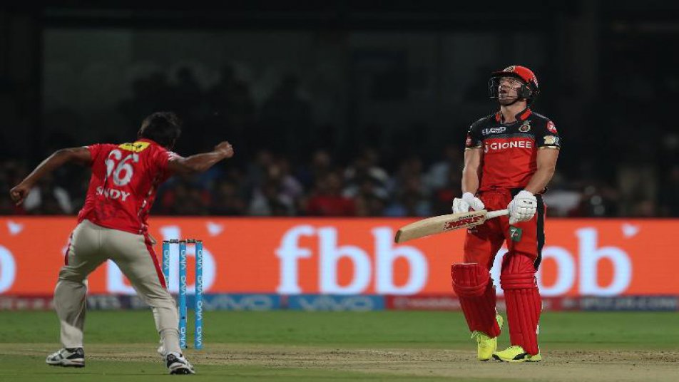 एक मैच में गेल, विराट, डीविलियर्स को पवेलियन भेजने वाले पहले गेंदबाज़ बने संदीप शर्मा