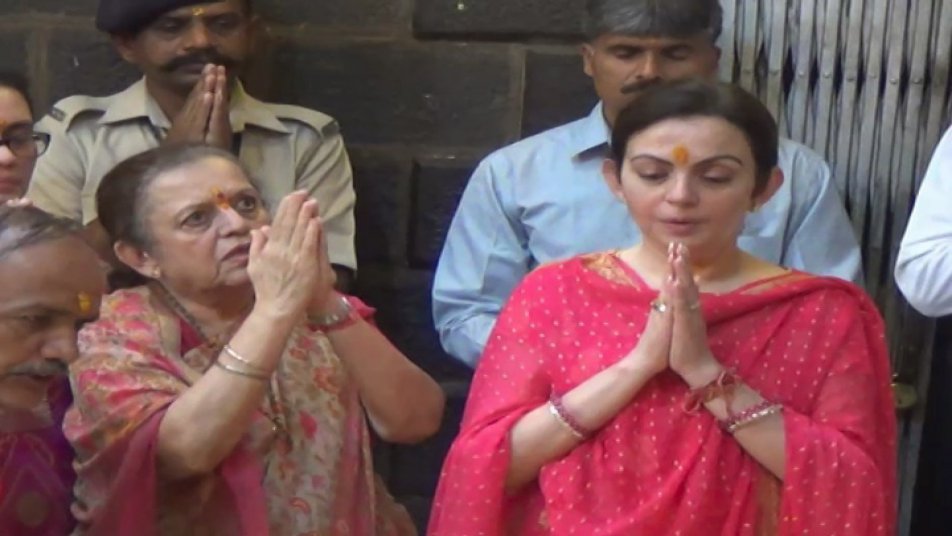 MIvsRPS: MI की जीत की दुआ करने शिर्डी के साईं मंदिर पहुंची नीता अंबानी