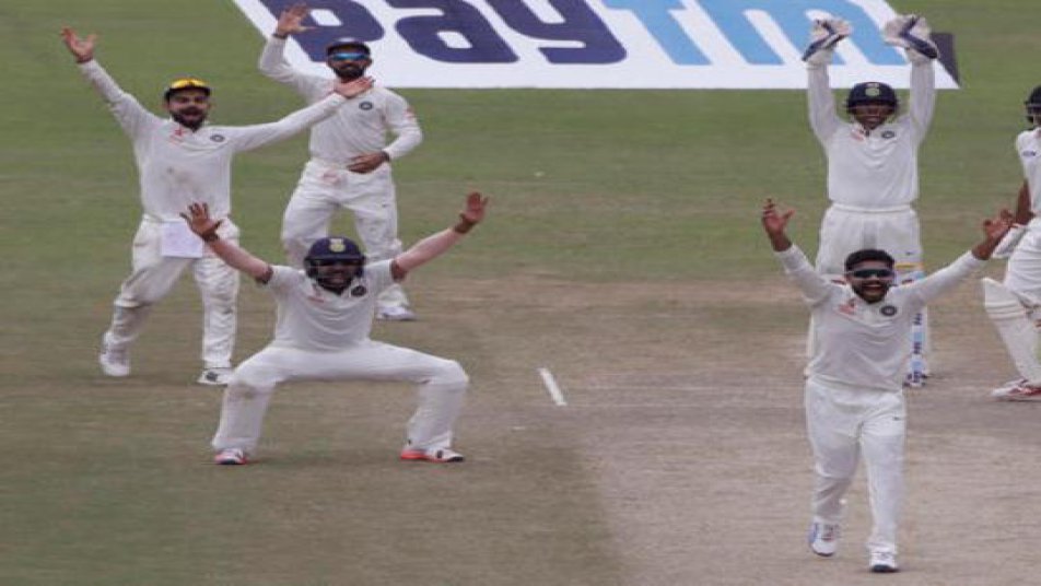 इंग्लैंड के खिलाफ जीत के लिए बड़ रही टीम इंडिया ने पांचवे दिन की शुरूआत में ही इंग्लैंड को बैकफुट पर धकेल दिया है. सुबह की शुरूआत में ही अश्विन और जडेजा ने विकेट झटक कर मेहमान टीम पर हार के बादल मंडरा दिए हैं.