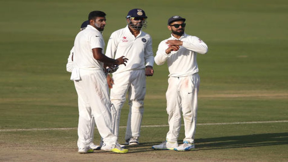 अश्विन ने इस साल 9 टेस्ट मुकाबले खेले हैं. जिसमें उन्होंने भी 5 बार 5 विकेट और 2 बार 10 विकेट चटकाए हैं.