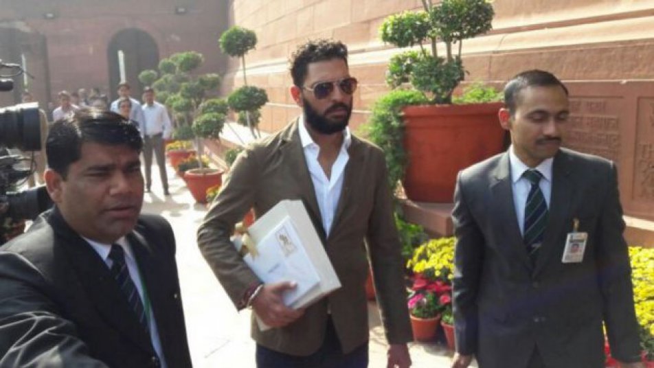 टीम इंडिया के सिक्सर किंग युवराज सिंह इस महीने 30 नवंबर को अपनी मंगेतर हेजल कीच के साथ शादी के बंधन में बंधने वाले हैं. जिसके लिए युवी ने अपनी शादी का निमंत्रण प्रधानमंत्री नरेंद्र मोदी को भी दिया.