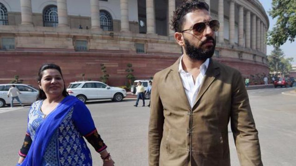 लेकिन पीएम मोदी को शादी का न्यौता देने के बाद मीडिया से बात करते हुए युवराज से नोटबंदी के फैसले पर सवाल पूछा गया जिसका जवाब युवराज हंसते हुए टाल गए और कहा, 'मैं इन चीज़ों में नहीं घुसता मैं सिर्फ शादी का कार्ड देने आया हूं.'