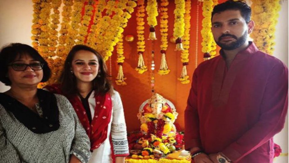 
युवराज-हेजल की मेहंदी सेरेमनी (प्री-वेडिंग पार्टी) 29 नवंबर को चंडीगढ़ के ललित होटल में होगी जबकि 30 नवंबर को (सिख रीति रिवाज से) शादी के बंधन में बंधेगे.
