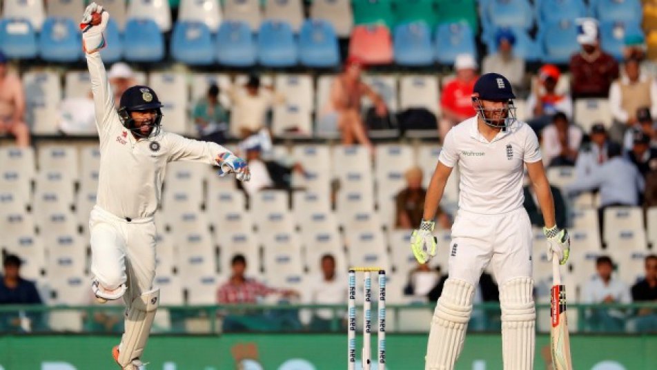 मेहमान टीम अभी भी भारत से 56 रन पीछे है.