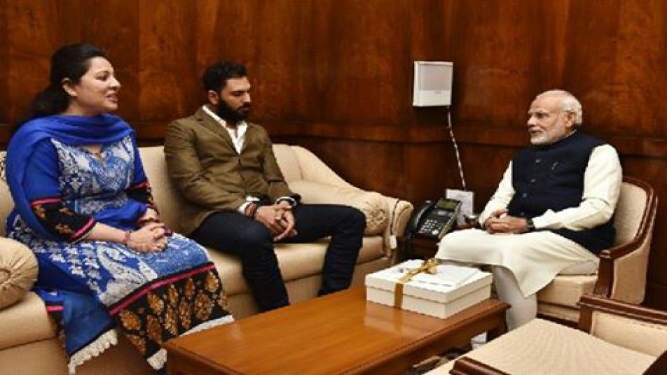 बीते दिनों 25 नवंबर को युवराज अपनी मां शबनम सिंह के साथ प्रधानमंत्री नरेंद्र मोदी को शादी में आने का निमंत्रण देने संसद भवन भी पहुंचे थे जिसकी तस्वीरें उन्होंने सोशल मीडिया पर भी शेयर की थी.

फोटो क्रेडिट: (युवराज सिंह फेसबुक पेज)