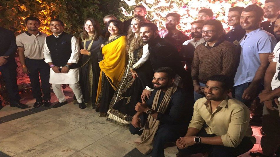 टीम इंडिया के कप्तान विराट कोहली समेत पूरी टीम मेंहदी की रस्म पर युवराज के घर पहुंचे.