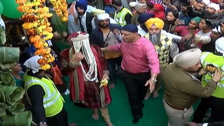 आनंद कारज समारोह के बाद इस जोड़ी ने डेरा प्रमुख बाबा राम सिंह से आशीर्वाद लिया. युवराज और हेजल उस स्थल पर परिणय सूत्र में बंधे जिसका चयन इस क्रिकेटर की मां शबनम सिंह ने किया था. 