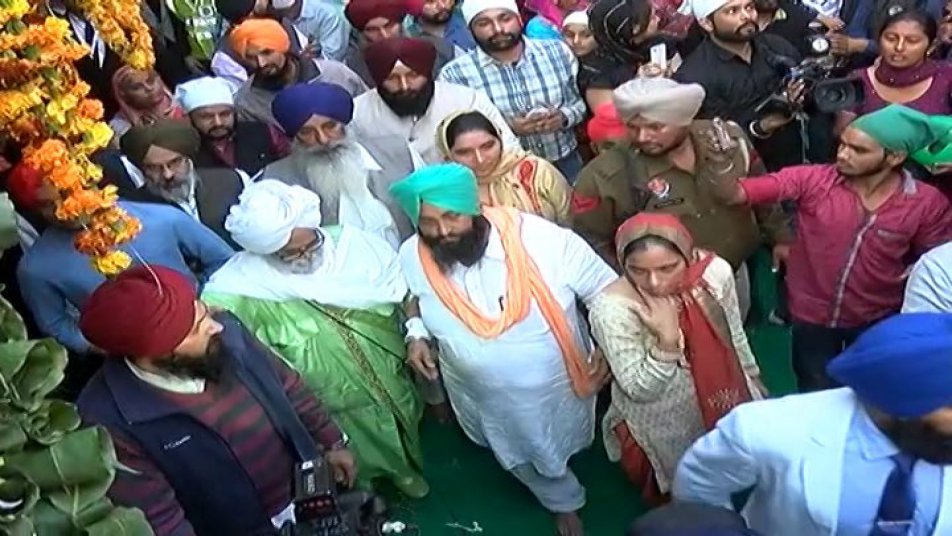शादी में किसी तरह की तड़क भड़क नहीं थी और दोनों के करीबी मित्रों और परिजनों ने इसमें हिस्सा लिया. आयोजन के दौरान डेरे के करीब सुरक्षा के कड़े इंतजाम किये गये थे. हेजल दूसरी बार डेरा पहुंची. 
