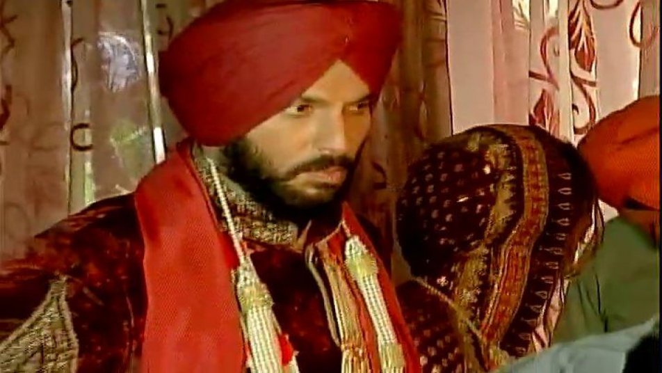 इससे पहले वह सगाई के बाद युवराज के साथ यहां आयी थी. नवविवाहित जोड़े ने सुनहरी मैरून रंग की पोशाक पहन रखी थी. दुल्हन ने मैरून रंग का लहंगा पहना था जिस पर सुनहरी कढ़ाई थी. युवराज मखमल की शेरवानी में खूब जंच रहे थे. 