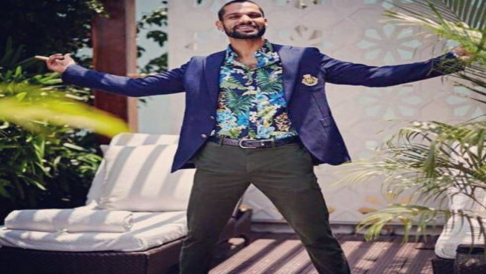 टीम इंडिया के इस स्टार खिलाड़ी को क्रिकेट के मैदान पर गेंदबाजों के छक्के छुड़ाते तो आपने बहुत देखा होगा लेकिन, क्या आपको पता है कि मैदान के बाहर शिखर किसे देखकर पहली ही नजर में बोल्ड हो गए थे.
