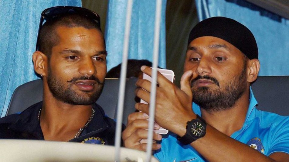 शिखर और आयशा की प्रेम कहानी में टीम इंडिया के टर्बनेटर कहे जाने वाले हरभजन सिंह का भी अहम योगदान रहा है, क्योंकि हरभजन ने ही सबसे पहले आयशा की तस्वीर शिखर को दिखाया था.