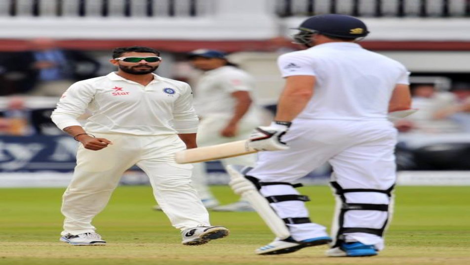 टीम इंडिया के स्टार ऑलराउंडर 'सर' रविंद्र जडेजा आज अपना 28वां जन्मदिन मना रहे हैं. 6 दिसंबर 1988 को सौराष्ट्र जन्मे रविंद्र जडेजा मैदान के अंदर और बाहर दोनों जगह हमेशा लाइमलाइट बने रहते है. आइए जानते हैं उनके जन्मदिन पर उनसे जुड़ी कुछ खास बातें.