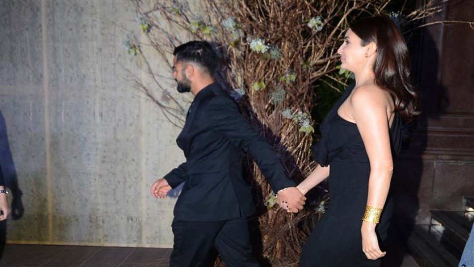 कोहली के हाथ में अनुष्का का हाथ