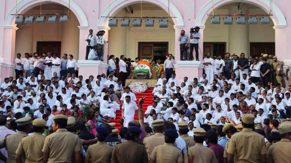 लंबी बीमारी के बाद तमिलनाडु की सीएम जे. जयललिता के निधन पर टीम इंडिया के कई खिलाड़ियों ने उन्हें अपनी श्रद्धांजलि अर्पित की है.