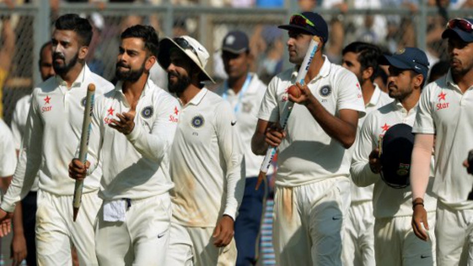
विवाद अपनी जगह है लेकिन इंग्लैंड टीम को मुंबई के वानखेड़े में एक पारी और 36 रनों के साथ ऐसी हार का सामना करना पड़ा है जो क्रिकेट इतिहास में उसके लिए पूरे 86 साल बाद लौटकर आई है.