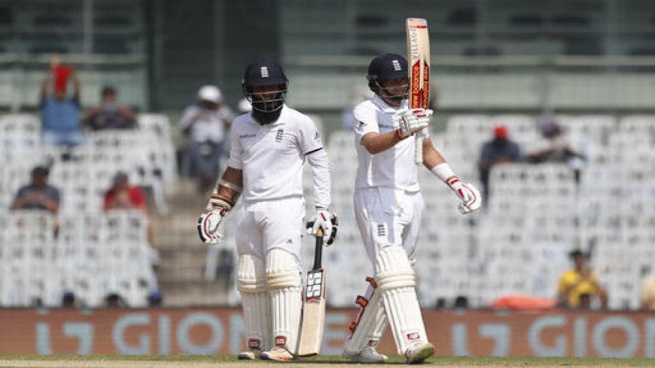 कप्तान कुक और कीटन जेनिंग्स के जल्दी आउट होने के बाद जो रूट और मोईन अली ने शानदार बल्लेबाज़ी करते हुए आखिरी अपडेट मिलने तक अपनी टीम का स्कोर 150 रनों के पार पहुंचा दिया है.