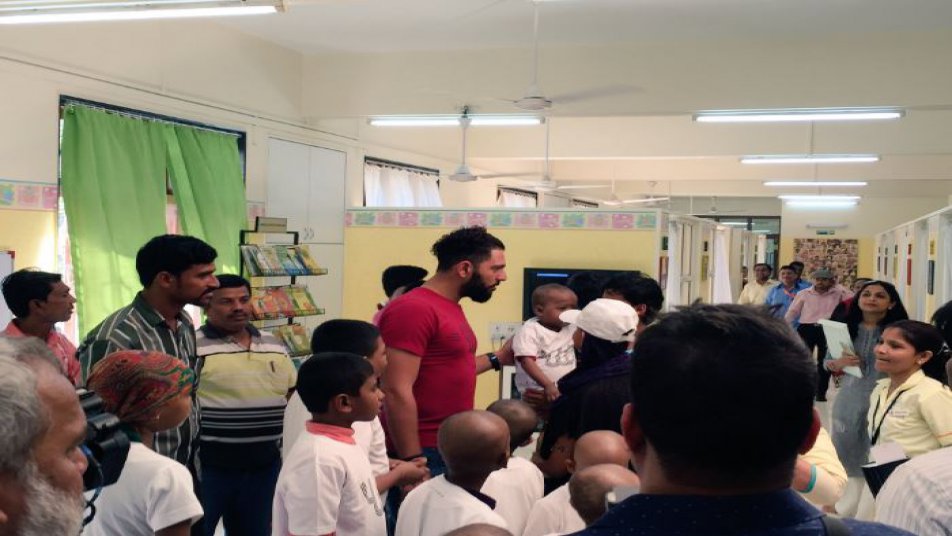 कैंसर पीड़ित बच्चों से मिले युवराज