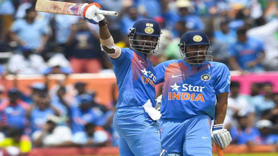 टीम इंडिया के लिए भी यह साल बेहद खास रहा है. बात करें टी20 क्रिकेट की तो टीम इंडिया के स्टार क्रिकेटर केएल राहुल ने अगस्त में वेस्टइंडीज के खिलाफ खेले गए टी20 मुकाबले में सबसे तेज शतक ठोक कर रिकॉर्ड कायम कर दिया. 27 अगस्त 2016 को खेले इस मुकाबले में गए मुकाबले में राहुल ने 46 गेंदों में ही 100 रन के आंकड़े को छू लिया. 
